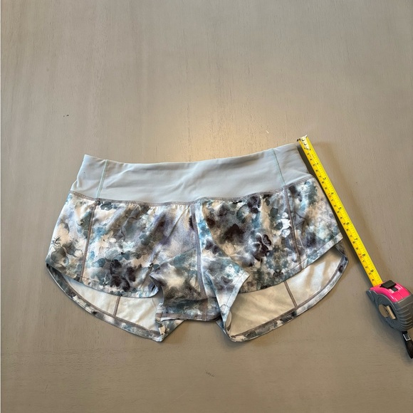 lululemon Speed Up Shorts Low Rise Kaleidofloral Blue/Gray Size 2 EUC Athletic - Picture 13 of 14